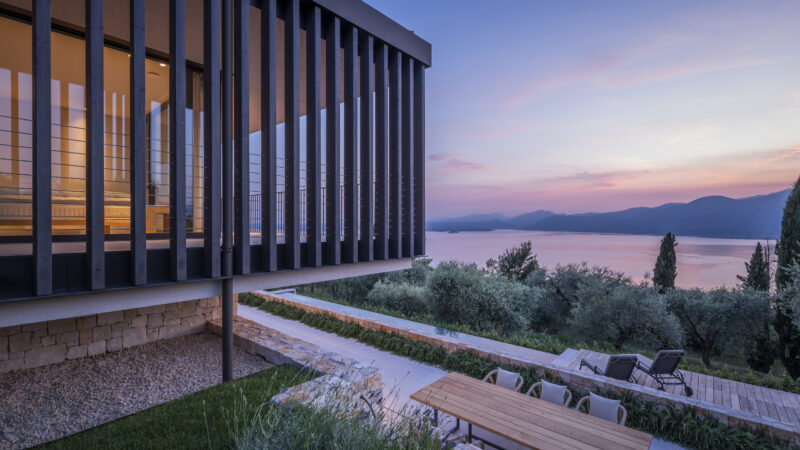 Una villa sul Lago di Garda dove architettura e paesaggio dialogano: il progetto Rubner Haus