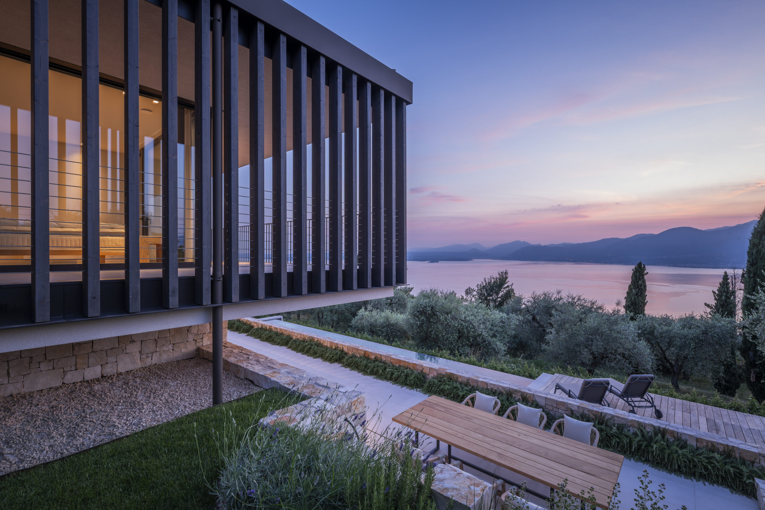 Una villa sul Lago di Garda dove architettura e paesaggio dialogano: il progetto Rubner Haus